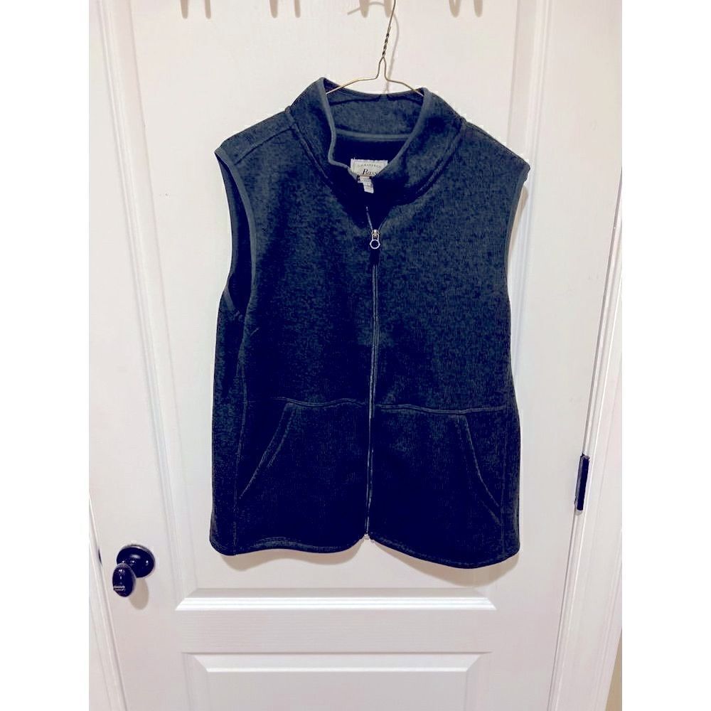 G.H. Bass & Co dark Green Light weight sweater vest size Large with pockets